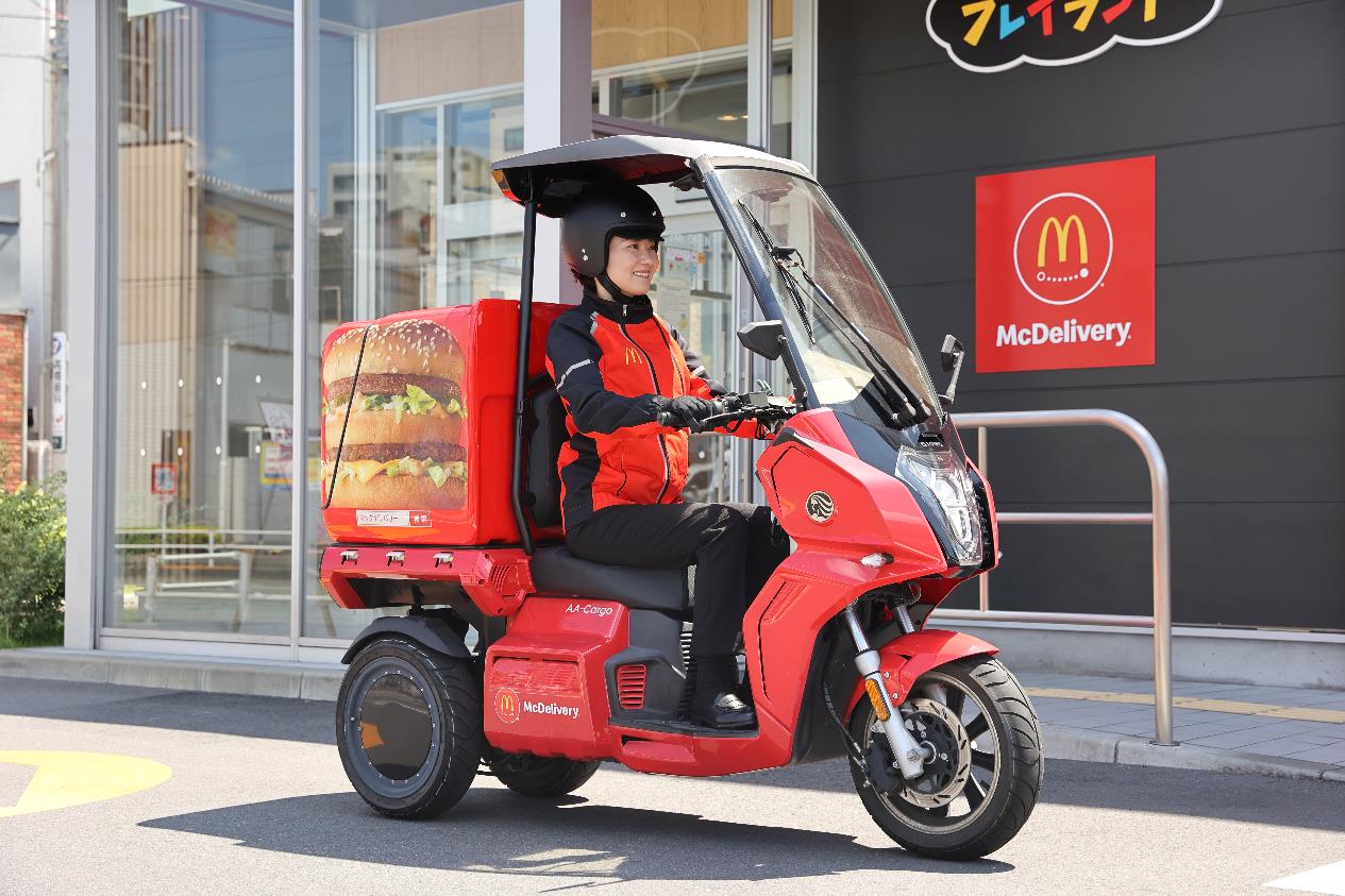 マックデリバリーの配達車に乗るクルー